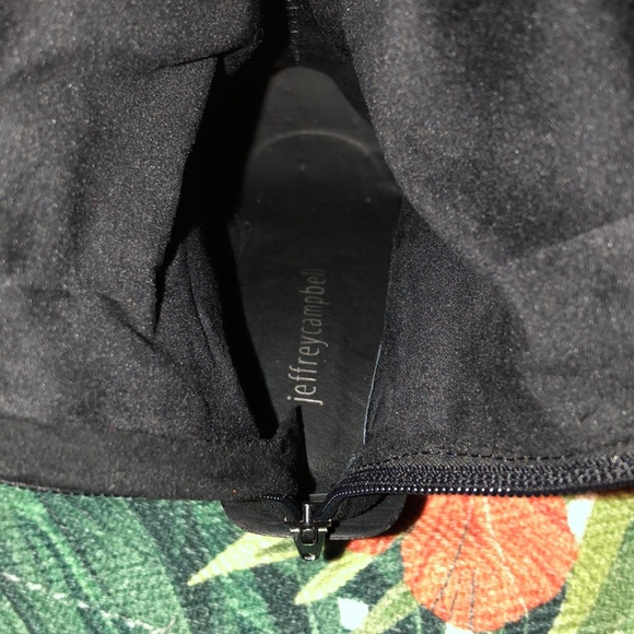 Gorgeous Embroidered Boots - Picture 4 of 4